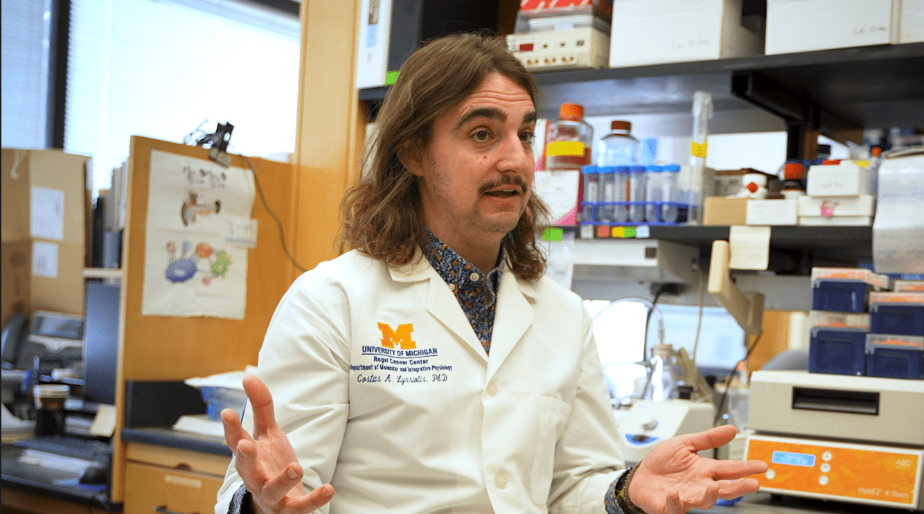 photo Costas Lyssiotis talking in a lab